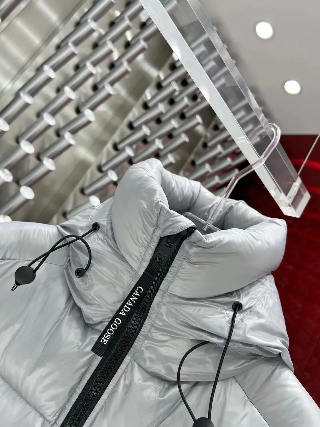P780 Canada Goose/Canada Goose 2022 limited new Crofton puff down jacket top version (exclusive to the entire network)‼ ️ ‼ ️Top version, ceiling level‼ ️ Crofton soft bread, the latest style in 2022, with cold protection effect up to level 4, made of recycled Feather-Light tear-resistant fabric, ultra-light, and no weight on the upper body at all! The unique black label highlights your temperament‼ ️ Canada Goose, a Canadian brand, has always been recognized as the warmest down jacket. Various Instagram celebrities, Internet celebrities, and celebrities often wear it for street photos. I do Canada Goose every year, but I still can’t get rid of my love for the geese. No matter how cold the weather is, there is no need to be afraid, because there are geese! Filled with 90% white duck down, Canada Goose is the legendary warmest down jacket and is known as a must-have for Arctic outdoor sports! The most popular down jacket in the world, celebrities are rushing to buy it, it is a must-have!   Same style for men and women Size: S~XXL Ready in stock